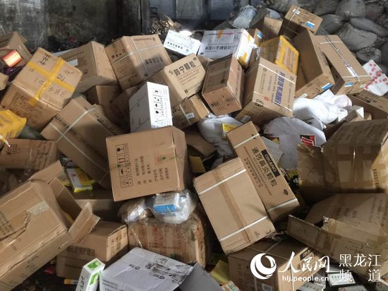 黑龙江省食药监部门将销毁的假劣药品及医疗器械。