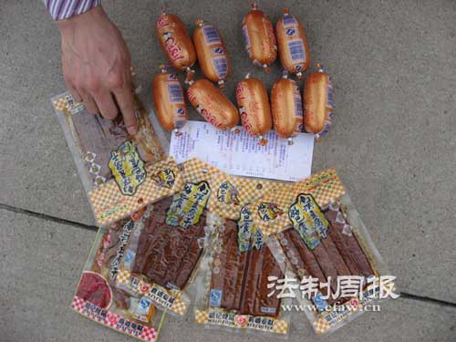 黄先生在&ldquo;家乐福&rdquo;超市买到的过期食品。