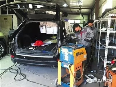 26日，天津滨海新区某修理厂，工人们正在对一辆爆炸受损车辆进行维修。