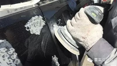 部分爆炸受损车辆，车门、车漆等外观严重受损。